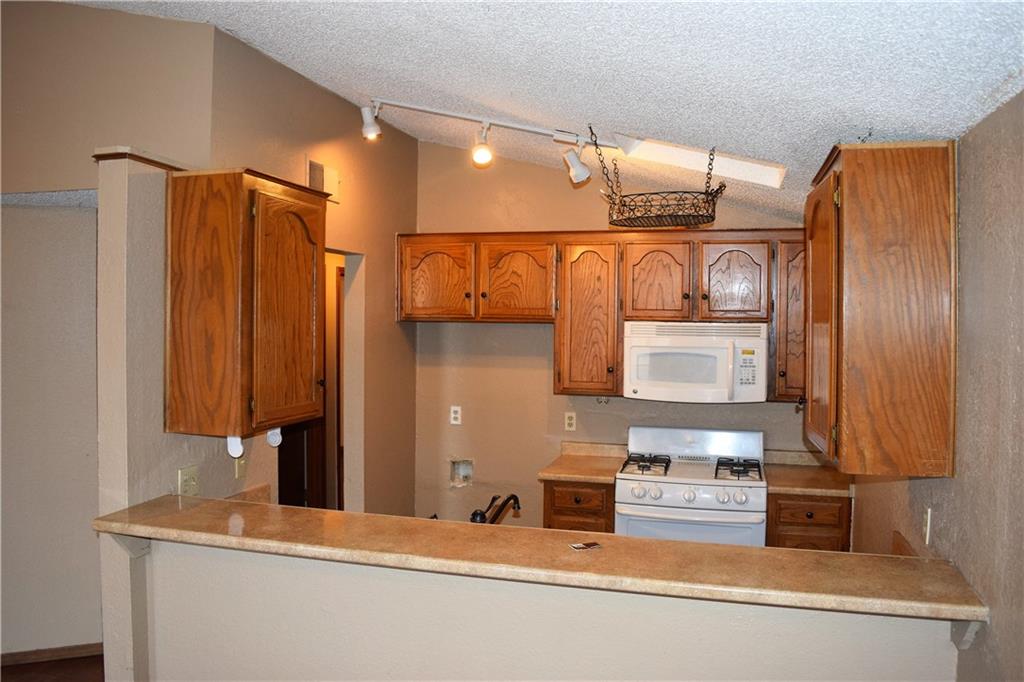2129 Goodrich Dr, Moore, OK 73170 photo 2