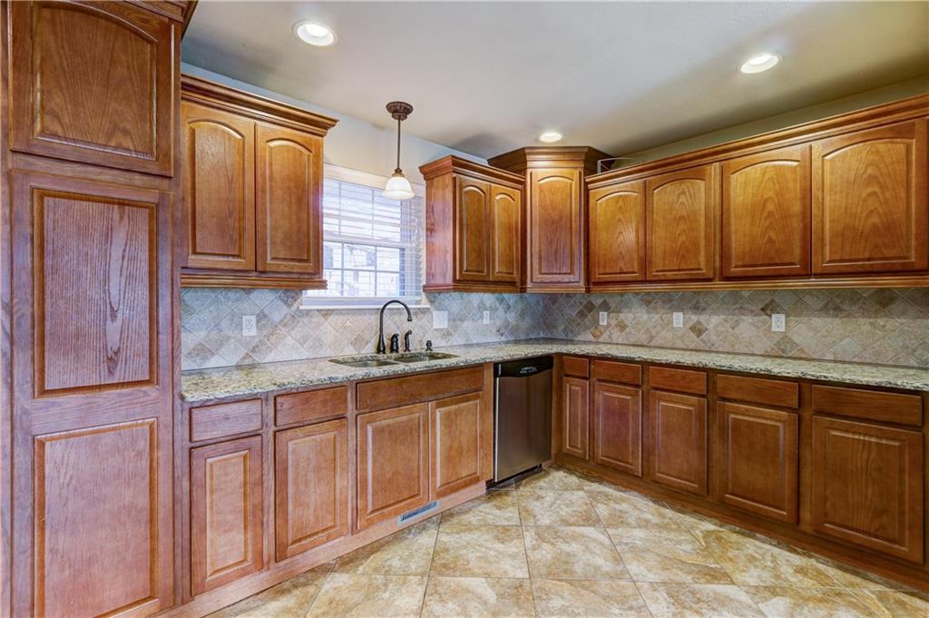 902 E Willow Pl, Yukon, OK 73099 photo 2