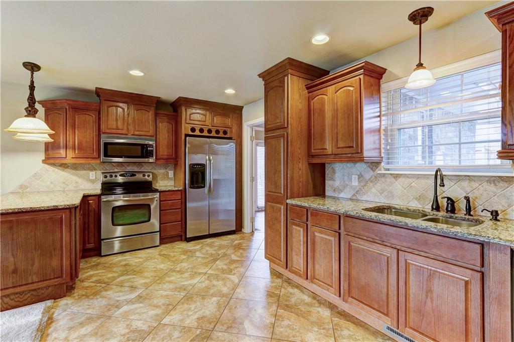 902 E Willow Pl, Yukon, OK 73099 photo 3