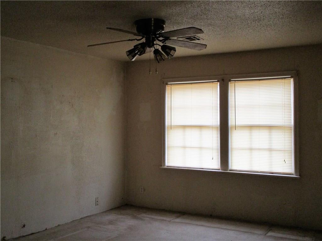 1024 E Liveoak, Altus, OK 73521 photo 2
