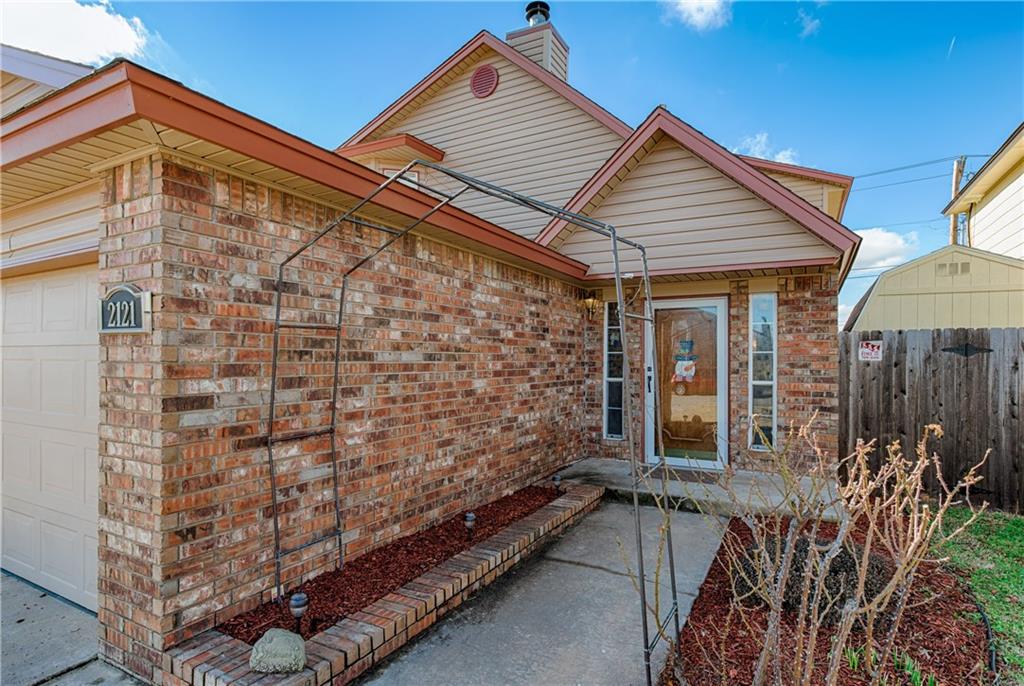 2121 Lakecrest Dr, Moore, OK 73170 photo 3