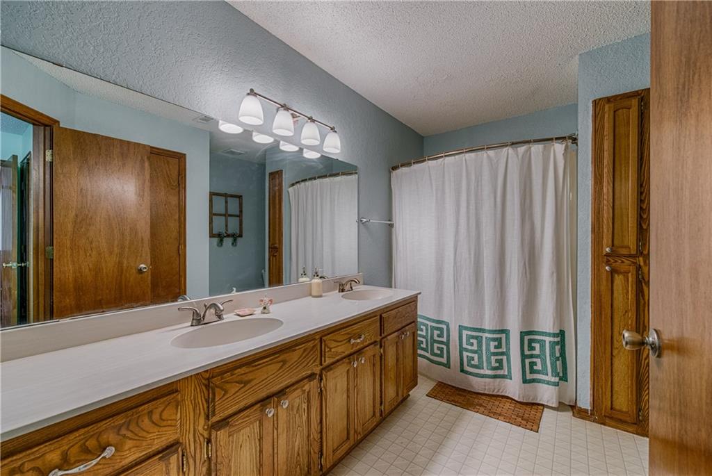 2121 Lakecrest Dr, Moore, OK 73170 photo 11