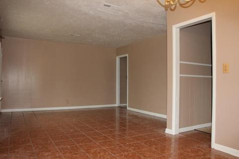 1716 Willard, Altus, OK 73521 photo 3
