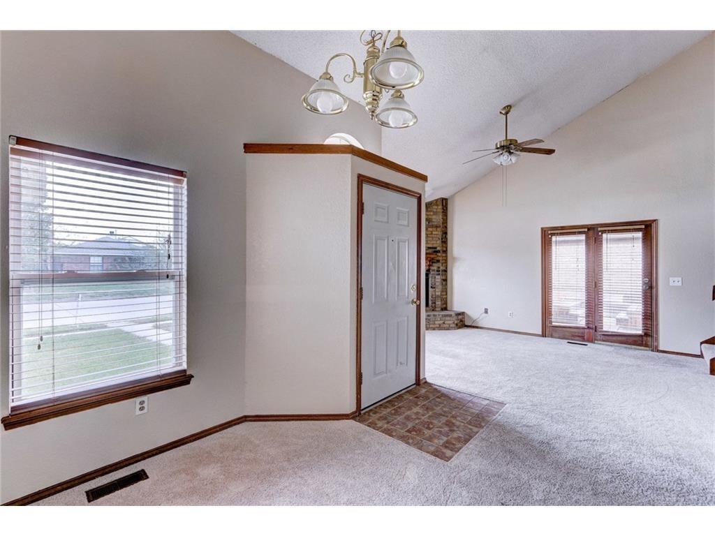 2106 Lonnie Ln, Moore, OK 73170 photo 4