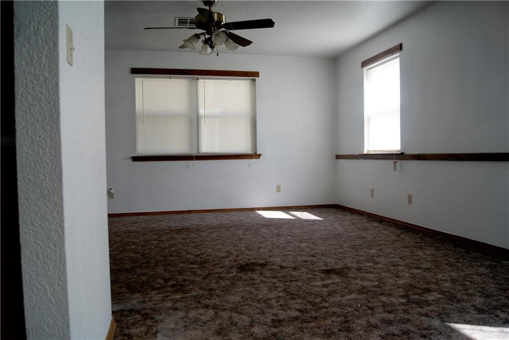 515 S 8th St, Mcloud, OK 74851 photo 4