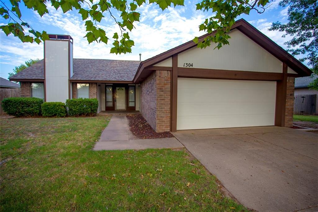 1304 W Cedarbrook Ln, Moore, OK 73170 photo 2