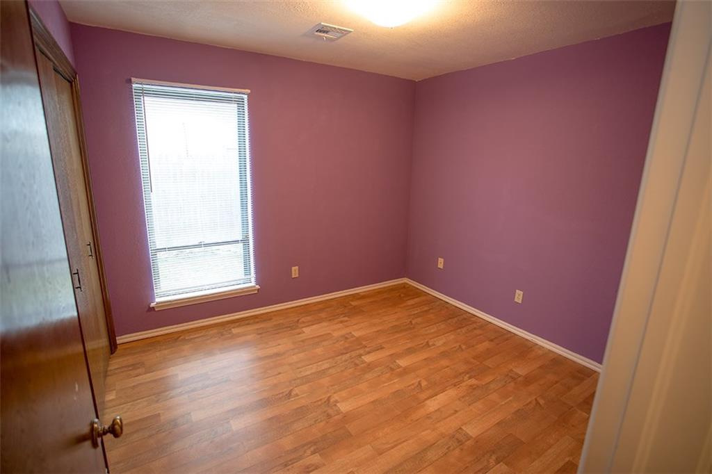 1304 W Cedarbrook Ln, Moore, OK 73170 photo 9