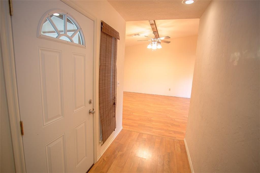 1304 W Cedarbrook Ln, Moore, OK 73170 photo 3