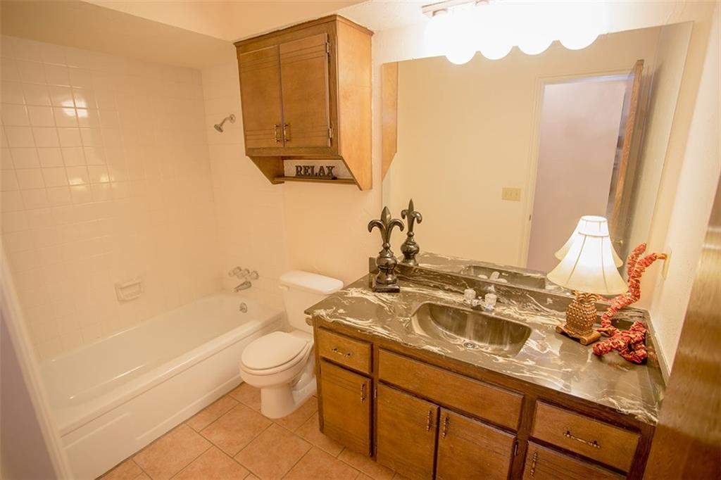 1304 W Cedarbrook Ln, Moore, OK 73170 photo 18