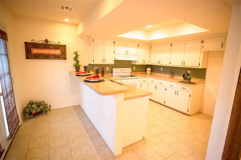 1304 W Cedarbrook Ln, Moore, OK 73170 photo 7