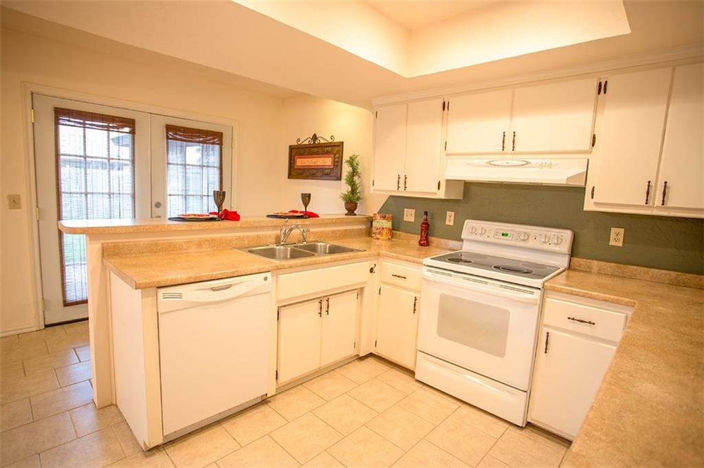 1304 W Cedarbrook Ln, Moore, OK 73170 photo 8