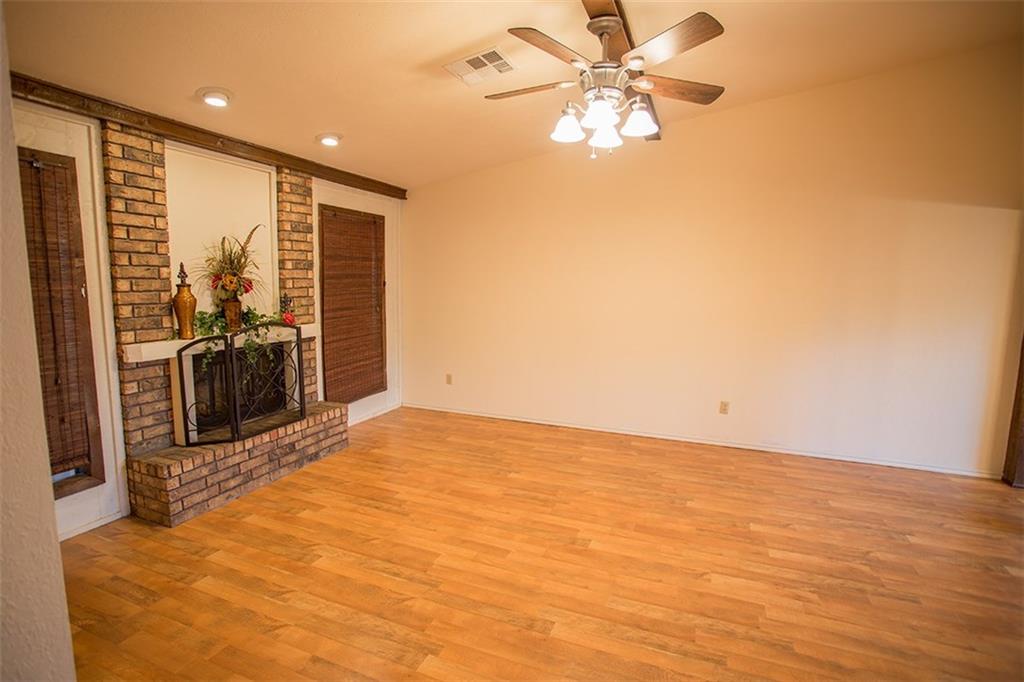 1304 W Cedarbrook Ln, Moore, OK 73170 photo 4