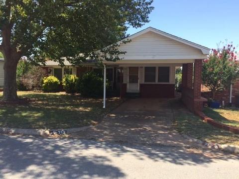 712 Barker, Clinton, OK 73601 photo 1