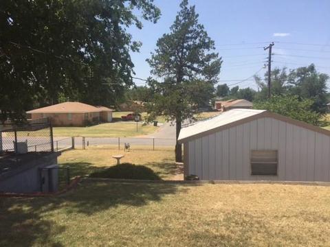 712 Barker, Clinton, OK 73601 photo 7
