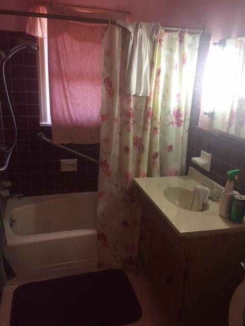 712 Barker, Clinton, OK 73601 photo 2