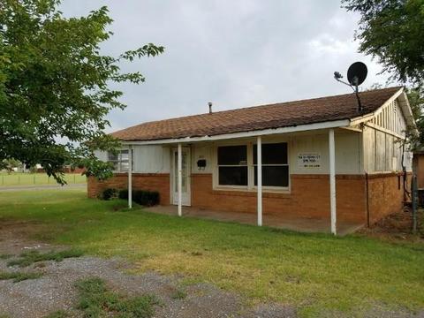 701 N Crain, Altus, OK 73521 photo 2