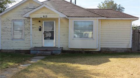 812 E Pecan, Altus, OK 73521 photo 2
