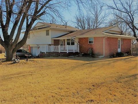 602 E Main St, Tuttle, OK 73089 photo 2