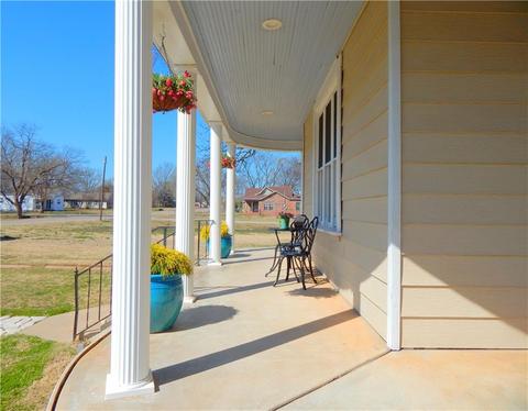 307 E Main St, Tecumseh, OK 74873 photo 3