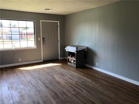 1066 Coe, Altus, OK 73521 photo 3