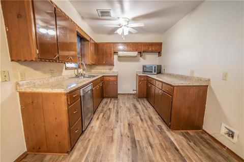 204 SE 1st St, Tuttle, OK 73089 photo 4