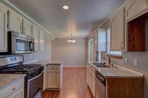 2117 Lakecrest, Moore, OK 73170 photo 10