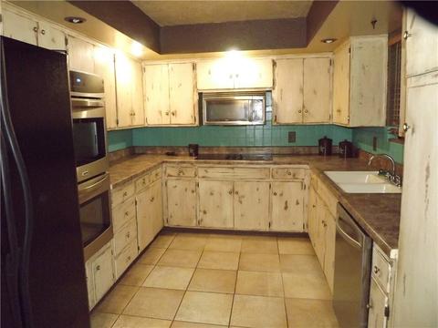 122 W Eakly Main, Hydro, OK 73048 photo 3