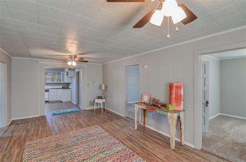 9 W Main St, Tuttle, OK 73089 photo 2