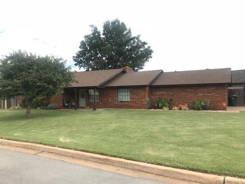 155 Regency, Clinton, OK 73601 photo 2