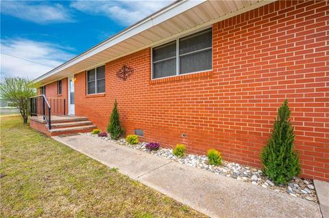 603 SW 4th St, Tuttle, OK 73089 photo 2