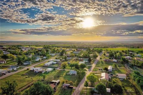 219 E 7th St, Leedey, OK 73654 photo 2