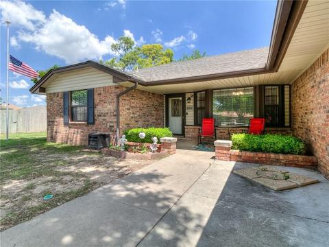 828 Stout Cir, Moore, OK 73170 photo 1