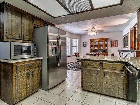 828 Stout Cir, Moore, OK 73170 photo 15
