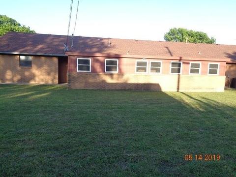 1103 Villa Dr, Watonga, OK 73772 photo 2