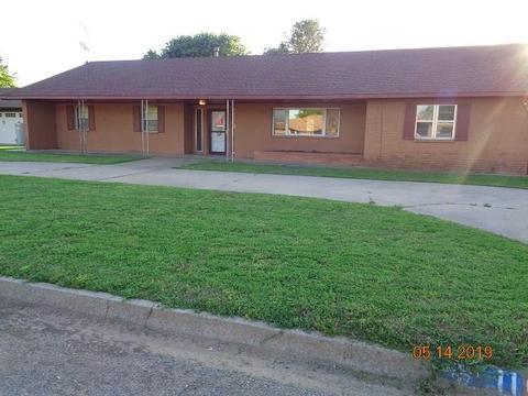 1103 Villa Dr, Watonga, OK 73772 photo 1