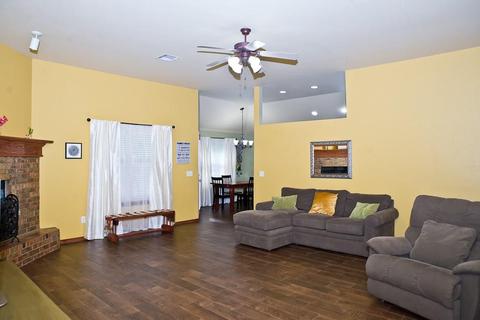 1709 Tara Dr, Moore, OK 73160 photo 3