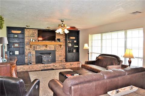 2410 Mockingbird Dr, Tuttle, OK 73089 photo 5