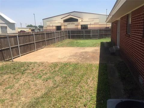 423 E 6th St, Hydro, OK 73048 photo 3