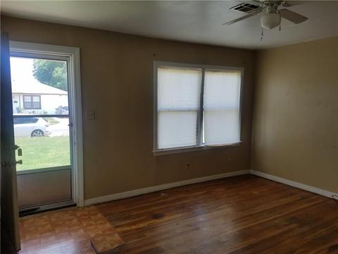 1015 E Sycamore Ave, Altus, OK 73521 photo 3