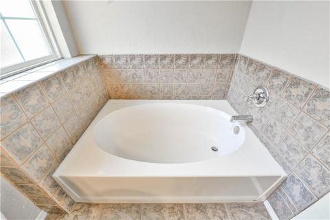 4020 W Queens Dr, Moore, OK 73160 photo 16
