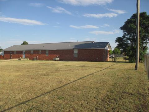 701 E Benton Ave, Sayre, OK 73662 photo 2