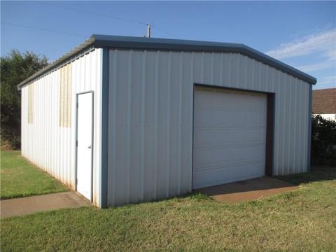 701 E Benton Ave, Sayre, OK 73662 photo 3