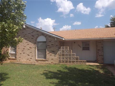 1202 Inis St, Altus, OK 73521 photo 2