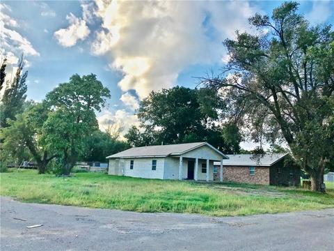305 N Walnut Ave, Erick, OK 73645 photo 1
