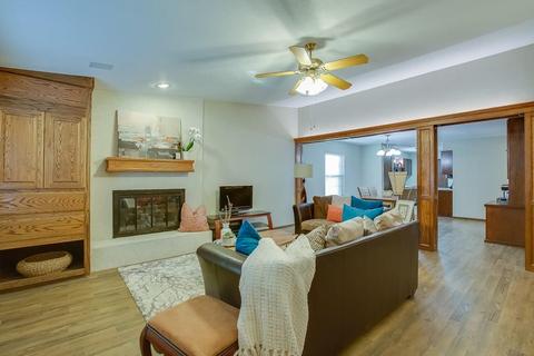 821 Lakecrest Dr, Moore, OK 73170 photo 7