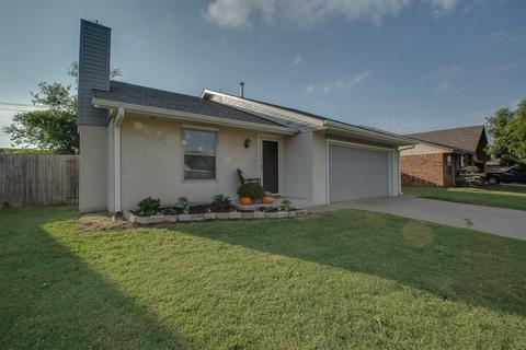 821 Lakecrest Dr, Moore, OK 73170 photo 2