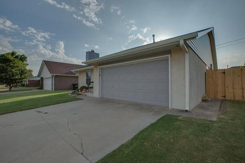 821 Lakecrest Dr, Moore, OK 73170 photo 3