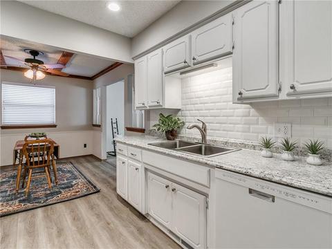 412 Brighton Dr, Edmond, OK 73003 photo 1
