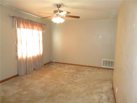 1121 E Chestnut St, Altus, OK 73521 photo 3