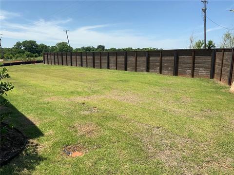 2001 Edgewater Dr, Moore, OK 73160 photo 4